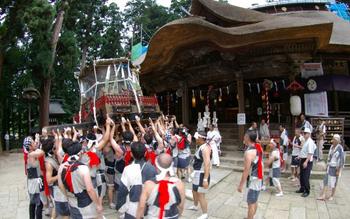 IMGP5601熊野大社拝殿前神輿.jpg